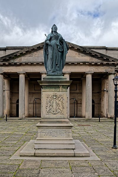 Victoria Statue
