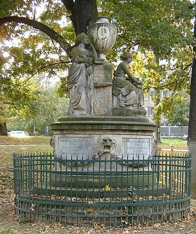 Grabdenkmal für Joachim Georg Darjes, im Park an der St. Gertraudkirche