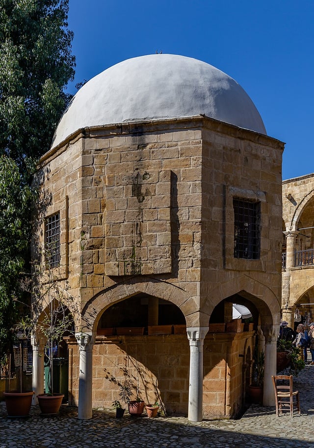 The small mosque in the middle of the Büyük Han's courtyard