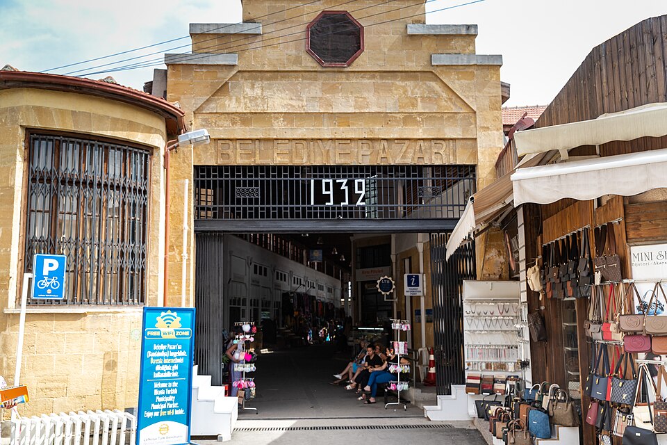 The front of the Bandabuliya covered market, with stalls outside