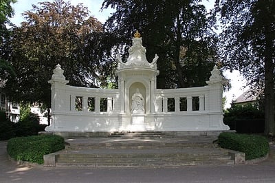 Kaiserin-Augusta-Denkmal